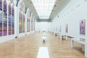 Vidrieras contemporáneas de Notre-Dame de París en el marco del debate sobre la restauración patrimonial tras el incendio y la intervención de la artista Claire Tabouret. (Foto: © Caleb Marshall, 2025)