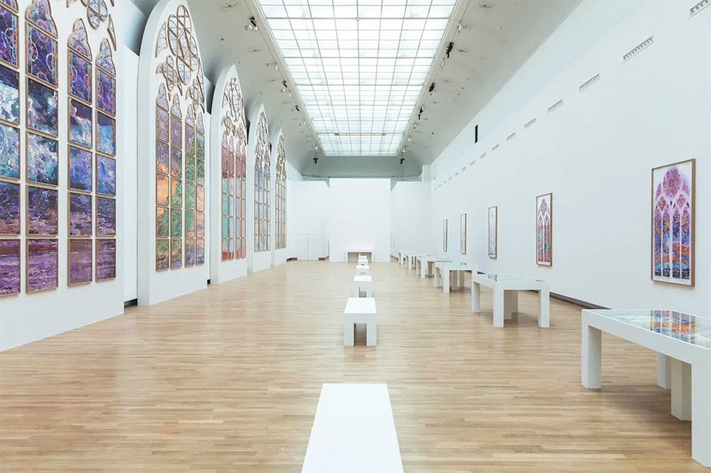 Vidrieras contemporáneas de Notre-Dame de París en el marco del debate sobre la restauración patrimonial tras el incendio y la intervención de la artista Claire Tabouret. (Foto: © Caleb Marshall, 2025)