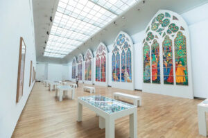 Vidrieras contemporáneas de Notre-Dame de París en el marco del debate sobre la restauración patrimonial tras el incendio y la intervención de la artista Claire Tabouret. (Foto: © Caleb Marshall, 2025)