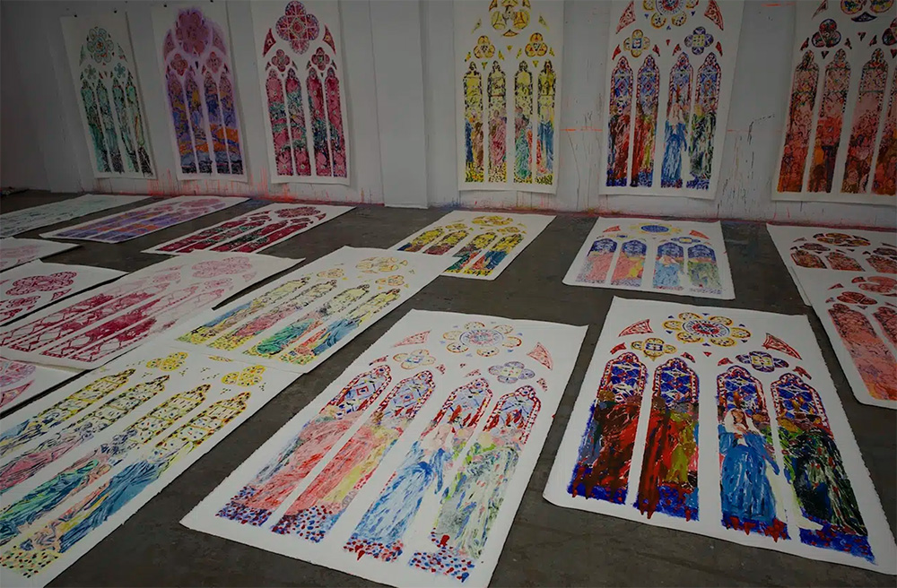 Vidrieras contemporáneas de Notre-Dame de París en el marco del debate sobre la restauración patrimonial tras el incendio y la intervención de la artista Claire Tabouret. (Foto: © Caleb Marshall, 2025)