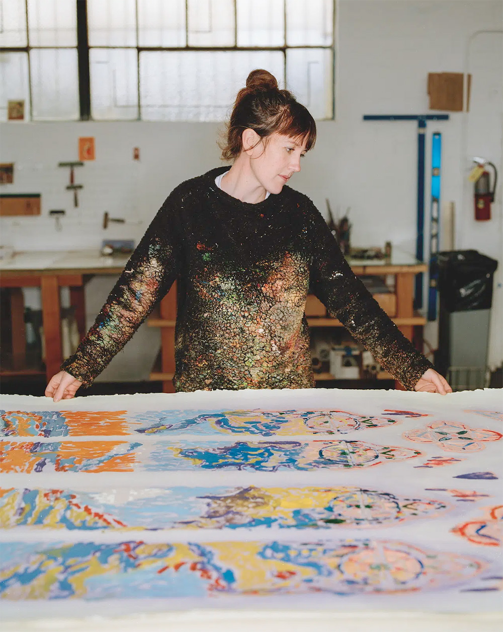 Vidrieras contemporáneas de Notre-Dame de París en el marco del debate sobre la restauración patrimonial tras el incendio y la intervención de la artista Claire Tabouret. (Foto: © Caleb Marshall, 2025)