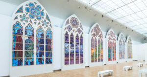 Vidrieras contemporáneas de Notre-Dame de París en el marco del debate sobre la restauración patrimonial tras el incendio y la intervención de la artista Claire Tabouret. (Foto: © Caleb Marshall, 2025)
