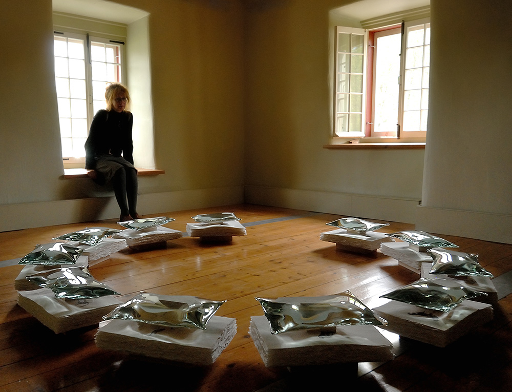 Mettre la tête où l’on pense, exposición de la artista canadiense Michèle Lapointe en el Museo de Arte en Vidrio de Alcorcón (MAVA). Instalación que combina vidrio artístico, fotografía y objetos para explorar la fragilidad humana a través de efectos ópticos y una puesta en escena inmersiva. Abierta hasta el 22 de febrero de 2026. Mettre la tête où l’on pense, exposición de la artista canadiense Michèle Lapointe en el Museo de Arte en Vidrio de Alcorcón (MAVA). Instalación que combina vidrio artístico, fotografía y objetos para explorar la fragilidad humana a través de efectos ópticos y una puesta en escena inmersiva. Abierta hasta el 22 de febrero de 2026.