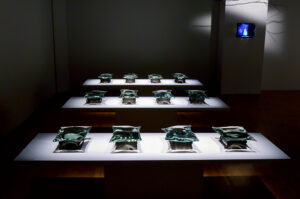 Mettre la tête où l’on pense, exposición de la artista canadiense Michèle Lapointe en el Museo de Arte en Vidrio de Alcorcón (MAVA). Instalación que combina vidrio artístico, fotografía y objetos para explorar la fragilidad humana a través de efectos ópticos y una puesta en escena inmersiva. Abierta hasta el 22 de febrero de 2026.