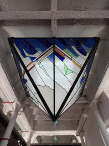 Arte y oficio del vitral. Restauración y obra de autor aplicada a la arquitectura e interiorismo. Larga trayectoria profesional, docencia y taller. Pere Valldepérez vitralls Valldepérez Objetos con Vidrio