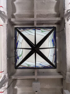 Arte y oficio del vitral. Restauración y obra de autor aplicada a la arquitectura e interiorismo. Larga trayectoria profesional, docencia y taller. Pere Valldepérez vitralls Valldepérez Objetos con Vidrio