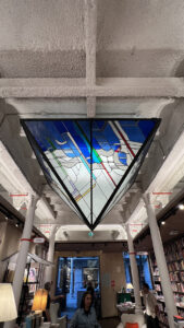 Arte y oficio del vitral. Restauración y obra de autor aplicada a la arquitectura e interiorismo. Larga trayectoria profesional, docencia y taller. Pere Valldepérez vitralls Valldepérez Objetos con Vidrio