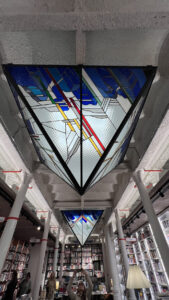 Arte y oficio del vitral. Restauración y obra de autor aplicada a la arquitectura e interiorismo. Larga trayectoria profesional, docencia y taller. Pere Valldepérez vitralls Valldepérez Objetos con Vidrio