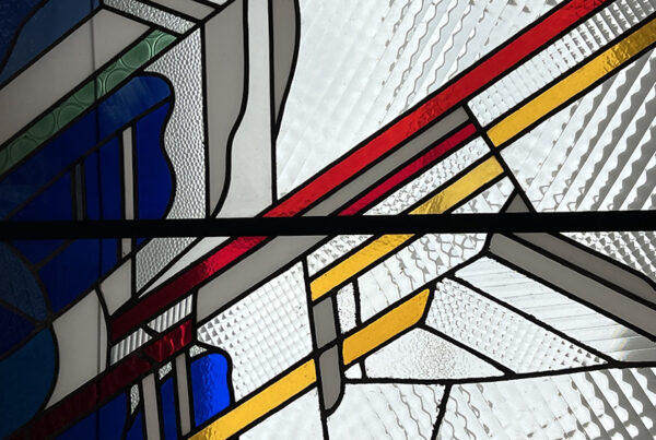 Arte y oficio del vitral. Restauración y obra de autor aplicada a la arquitectura e interiorismo. Larga trayectoria profesional, docencia y taller. Pere Valldepérez vitralls Valldepérez Objetos con Vidrio