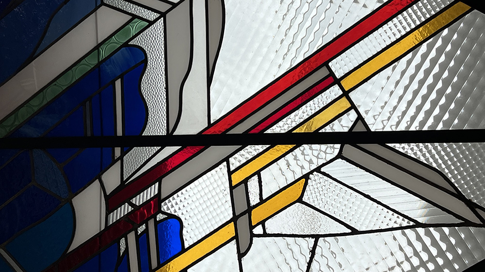 Arte y oficio del vitral. Restauración y obra de autor aplicada a la arquitectura e interiorismo. Larga trayectoria profesional, docencia y taller. Pere Valldepérez vitralls Valldepérez Objetos con Vidrio