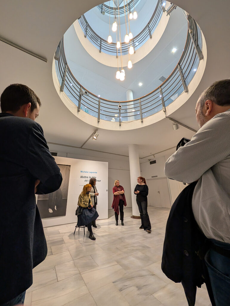 Mettre la tête où l’on pense, exposición de la artista canadiense Michèle Lapointe en el Museo de Arte en Vidrio de Alcorcón (MAVA). Instalación que combina vidrio artístico, fotografía y objetos para explorar la fragilidad humana a través de efectos ópticos y una puesta en escena inmersiva. Abierta hasta el 22 de febrero de 2026. Mettre la tête où l’on pense, exposición de la artista canadiense Michèle Lapointe en el Museo de Arte en Vidrio de Alcorcón (MAVA). Instalación que combina vidrio artístico, fotografía y objetos para explorar la fragilidad humana a través de efectos ópticos y una puesta en escena inmersiva. Abierta hasta el 22 de febrero de 2026.