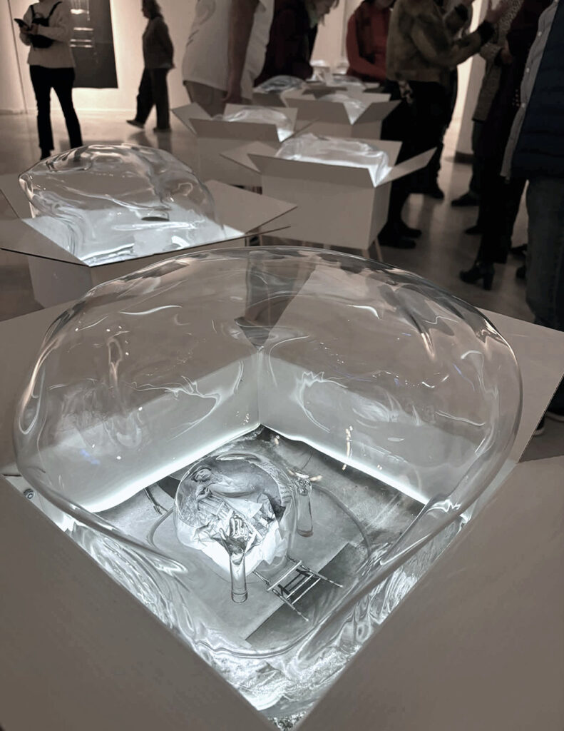 Mettre la tête où l’on pense, exposición de la artista canadiense Michèle Lapointe en el Museo de Arte en Vidrio de Alcorcón (MAVA). Instalación que combina vidrio artístico, fotografía y objetos para explorar la fragilidad humana a través de efectos ópticos y una puesta en escena inmersiva. Abierta hasta el 22 de febrero de 2026. Mettre la tête où l’on pense, exposición de la artista canadiense Michèle Lapointe en el Museo de Arte en Vidrio de Alcorcón (MAVA). Instalación que combina vidrio artístico, fotografía y objetos para explorar la fragilidad humana a través de efectos ópticos y una puesta en escena inmersiva. Abierta hasta el 22 de febrero de 2026.