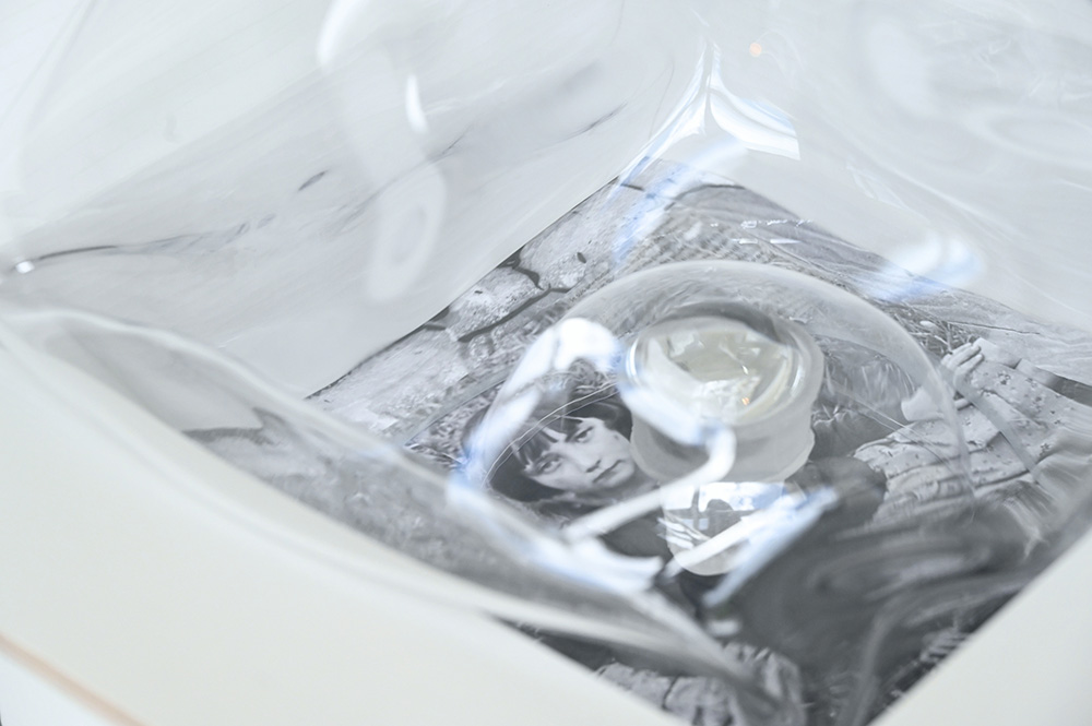 Mettre la tête où l’on pense, exposición de la artista canadiense Michèle Lapointe en el Museo de Arte en Vidrio de Alcorcón (MAVA). Instalación que combina vidrio artístico, fotografía y objetos para explorar la fragilidad humana a través de efectos ópticos y una puesta en escena inmersiva. Abierta hasta el 22 de febrero de 2026. Mettre la tête où l’on pense, exposición de la artista canadiense Michèle Lapointe en el Museo de Arte en Vidrio de Alcorcón (MAVA). Instalación que combina vidrio artístico, fotografía y objetos para explorar la fragilidad humana a través de efectos ópticos y una puesta en escena inmersiva. Abierta hasta el 22 de febrero de 2026.