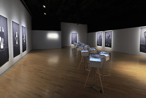 Mettre la tête où l’on pense, exposición de la artista canadiense Michèle Lapointe en el Museo de Arte en Vidrio de Alcorcón (MAVA). Instalación que combina vidrio artístico, fotografía y objetos para explorar la fragilidad humana a través de efectos ópticos y una puesta en escena inmersiva. Abierta hasta el 22 de febrero de 2026.