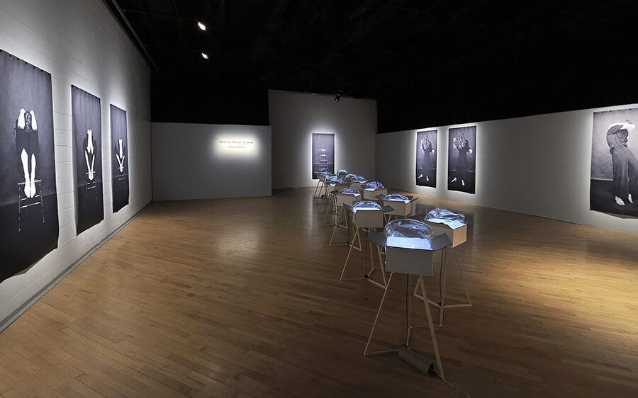 Mettre la tête où l’on pense, exposición de la artista canadiense Michèle Lapointe en el Museo de Arte en Vidrio de Alcorcón (MAVA). Instalación que combina vidrio artístico, fotografía y objetos para explorar la fragilidad humana a través de efectos ópticos y una puesta en escena inmersiva. Abierta hasta el 22 de febrero de 2026.