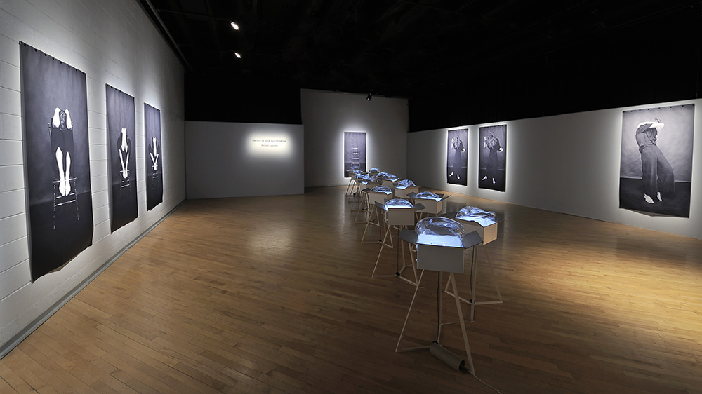 Mettre la tête où l’on pense, exposición de la artista canadiense Michèle Lapointe en el Museo de Arte en Vidrio de Alcorcón (MAVA). Instalación que combina vidrio artístico, fotografía y objetos para explorar la fragilidad humana a través de efectos ópticos y una puesta en escena inmersiva. Abierta hasta el 22 de febrero de 2026.