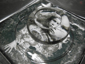 Mettre la tête où l’on pense, exposición de la artista canadiense Michèle Lapointe en el Museo de Arte en Vidrio de Alcorcón (MAVA). Instalación que combina vidrio artístico, fotografía y objetos para explorar la fragilidad humana a través de efectos ópticos y una puesta en escena inmersiva. Abierta hasta el 22 de febrero de 2026.