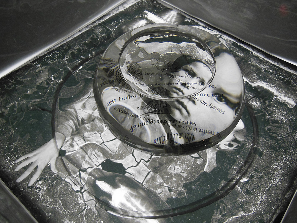 Mettre la tête où l’on pense, exposición de la artista canadiense Michèle Lapointe en el Museo de Arte en Vidrio de Alcorcón (MAVA). Instalación que combina vidrio artístico, fotografía y objetos para explorar la fragilidad humana a través de efectos ópticos y una puesta en escena inmersiva. Abierta hasta el 22 de febrero de 2026. Mettre la tête où l’on pense, exposición de la artista canadiense Michèle Lapointe en el Museo de Arte en Vidrio de Alcorcón (MAVA). Instalación que combina vidrio artístico, fotografía y objetos para explorar la fragilidad humana a través de efectos ópticos y una puesta en escena inmersiva. Abierta hasta el 22 de febrero de 2026.