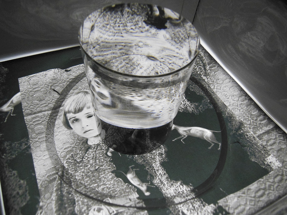 Mettre la tête où l’on pense, exposición de la artista canadiense Michèle Lapointe en el Museo de Arte en Vidrio de Alcorcón (MAVA). Instalación que combina vidrio artístico, fotografía y objetos para explorar la fragilidad humana a través de efectos ópticos y una puesta en escena inmersiva. Abierta hasta el 22 de febrero de 2026. Mettre la tête où l’on pense, exposición de la artista canadiense Michèle Lapointe en el Museo de Arte en Vidrio de Alcorcón (MAVA). Instalación que combina vidrio artístico, fotografía y objetos para explorar la fragilidad humana a través de efectos ópticos y una puesta en escena inmersiva. Abierta hasta el 22 de febrero de 2026.