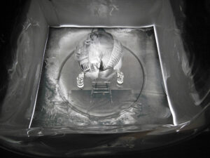 Mettre la tête où l’on pense, exposición de la artista canadiense Michèle Lapointe en el Museo de Arte en Vidrio de Alcorcón (MAVA). Instalación que combina vidrio artístico, fotografía y objetos para explorar la fragilidad humana a través de efectos ópticos y una puesta en escena inmersiva. Abierta hasta el 22 de febrero de 2026.