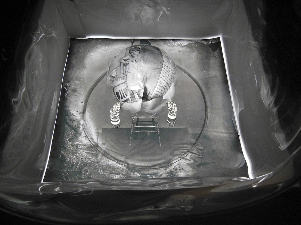 Mettre la tête où l’on pense, exposición de la artista canadiense Michèle Lapointe en el Museo de Arte en Vidrio de Alcorcón (MAVA). Instalación que combina vidrio artístico, fotografía y objetos para explorar la fragilidad humana a través de efectos ópticos y una puesta en escena inmersiva. Abierta hasta el 22 de febrero de 2026. Mettre la tête où l’on pense, exposición de la artista canadiense Michèle Lapointe en el Museo de Arte en Vidrio de Alcorcón (MAVA). Instalación que combina vidrio artístico, fotografía y objetos para explorar la fragilidad humana a través de efectos ópticos y una puesta en escena inmersiva. Abierta hasta el 22 de febrero de 2026.