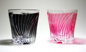 Obra en vidrio tallado del artista japonés Toshiyasu Nakamura, reinterpretación contemporánea del cristal kiriko tradicional japonés, centrada en la luz, la transparencia y el ritmo del corte.