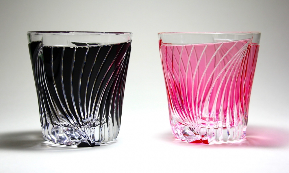 Obra en vidrio tallado del artista japonés Toshiyasu Nakamura, reinterpretación contemporánea del cristal kiriko tradicional japonés, centrada en la luz, la transparencia y el ritmo del corte.