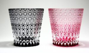 Obra en vidrio tallado del artista japonés Toshiyasu Nakamura, reinterpretación contemporánea del cristal kiriko tradicional japonés, centrada en la luz, la transparencia y el ritmo del corte.