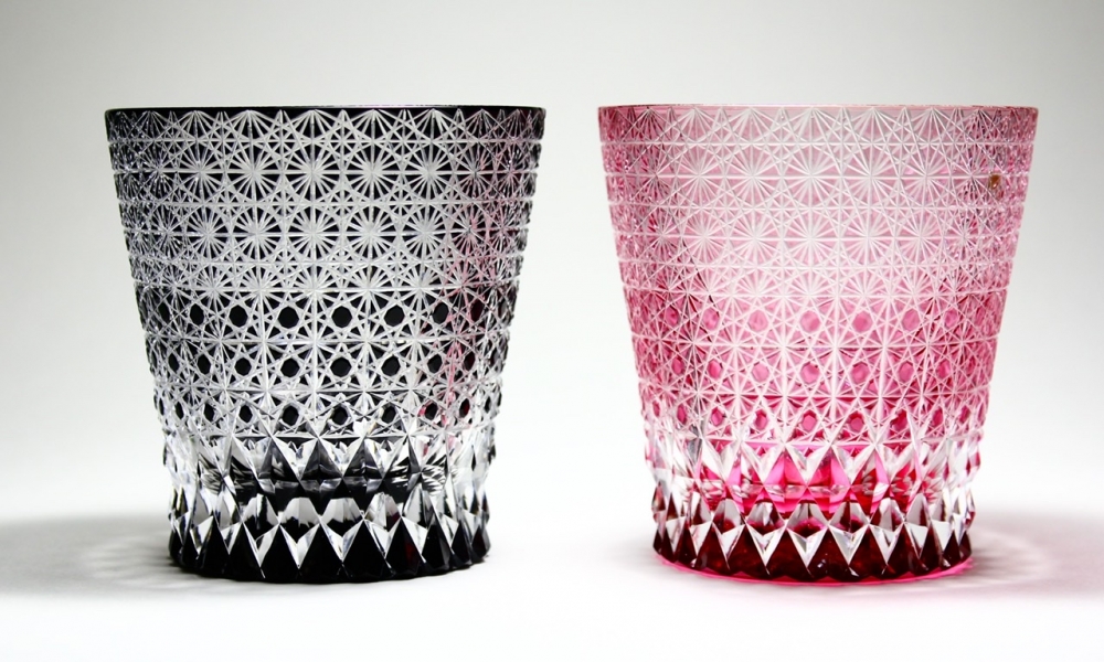 Obra en vidrio tallado del artista japonés Toshiyasu Nakamura, reinterpretación contemporánea del cristal kiriko tradicional japonés, centrada en la luz, la transparencia y el ritmo del corte.