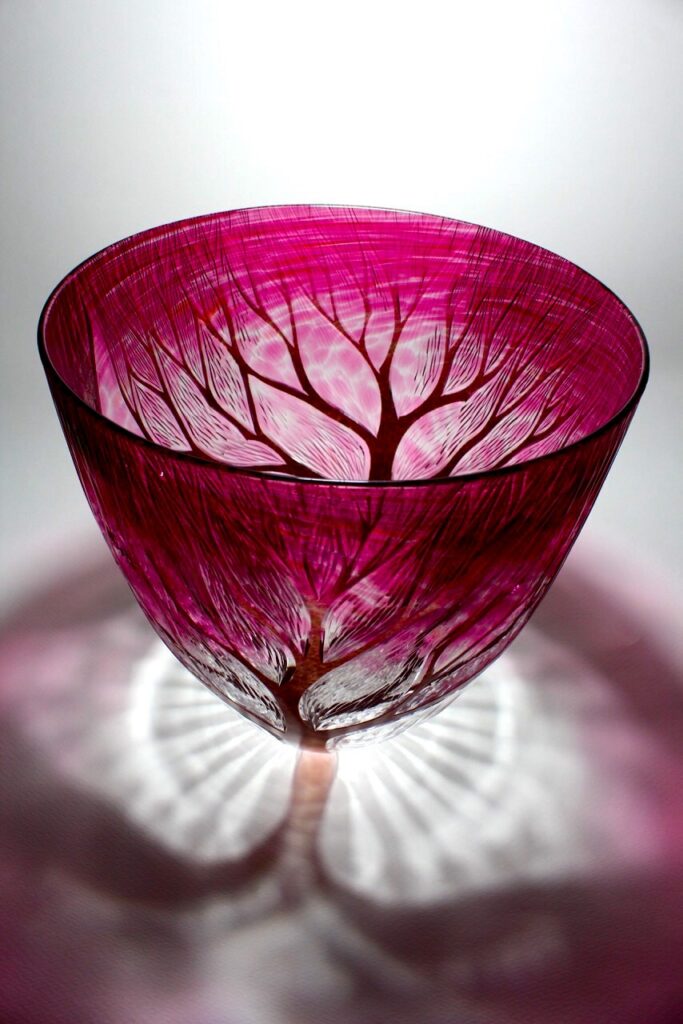 Obra en vidrio tallado del artista japonés Toshiyasu Nakamura, reinterpretación contemporánea del cristal kiriko tradicional japonés, centrada en la luz, la transparencia y el ritmo del corte.