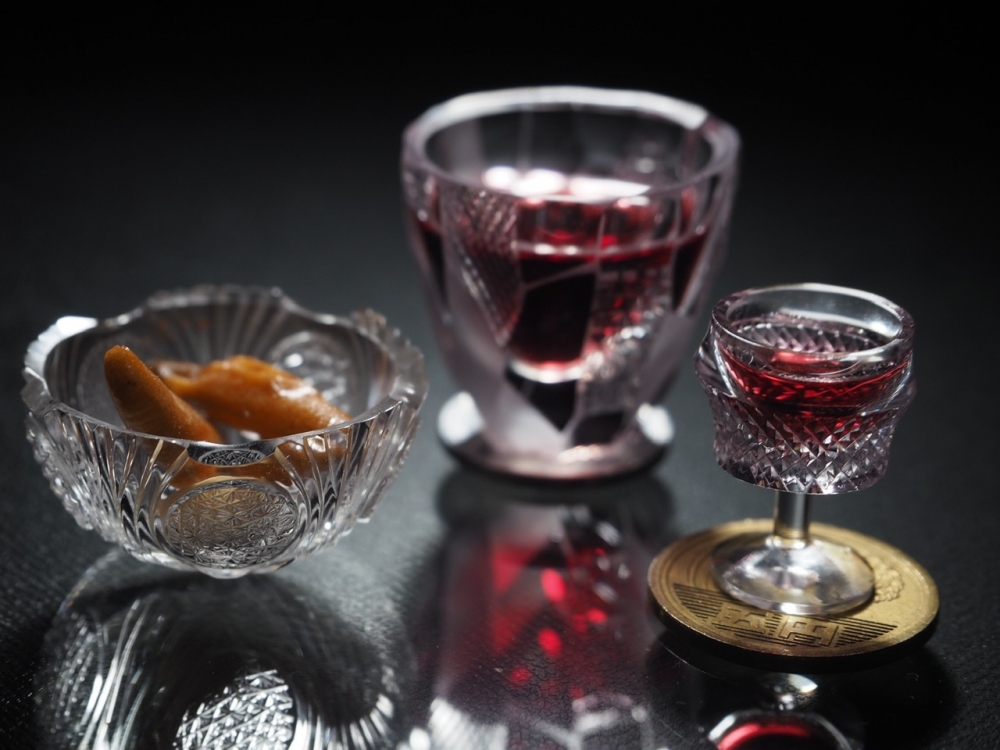 Obra en vidrio tallado del artista japonés Toshiyasu Nakamura, reinterpretación contemporánea del cristal kiriko tradicional japonés, centrada en la luz, la transparencia y el ritmo del corte.