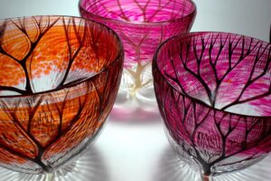 Obra en vidrio tallado del artista japonés Toshiyasu Nakamura, reinterpretación contemporánea del cristal kiriko tradicional japonés, centrada en la luz, la transparencia y el ritmo del corte.