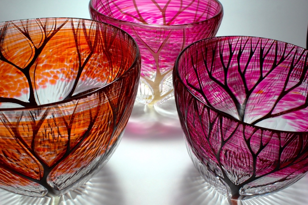 Obra en vidrio tallado del artista japonés Toshiyasu Nakamura, reinterpretación contemporánea del cristal kiriko tradicional japonés, centrada en la luz, la transparencia y el ritmo del corte.