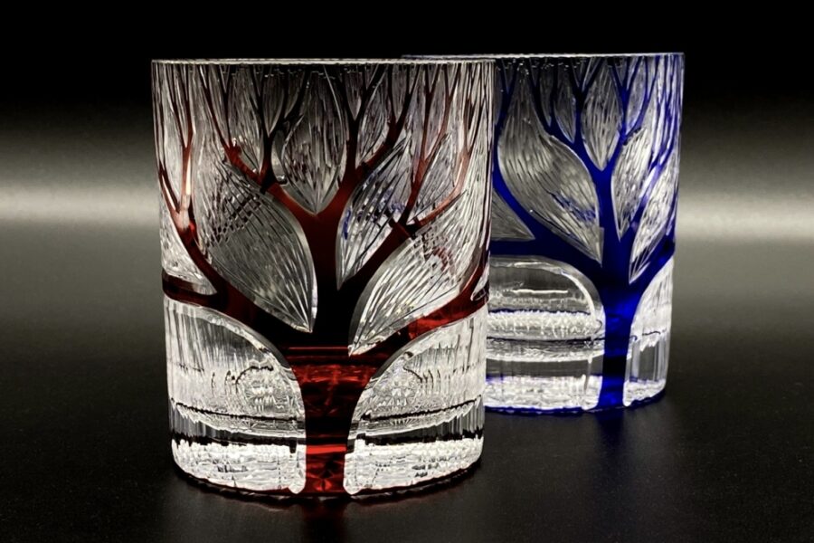 Obra en vidrio tallado del artista japonés Toshiyasu Nakamura, reinterpretación contemporánea del cristal kiriko tradicional japonés, centrada en la luz, la transparencia y el ritmo del corte.