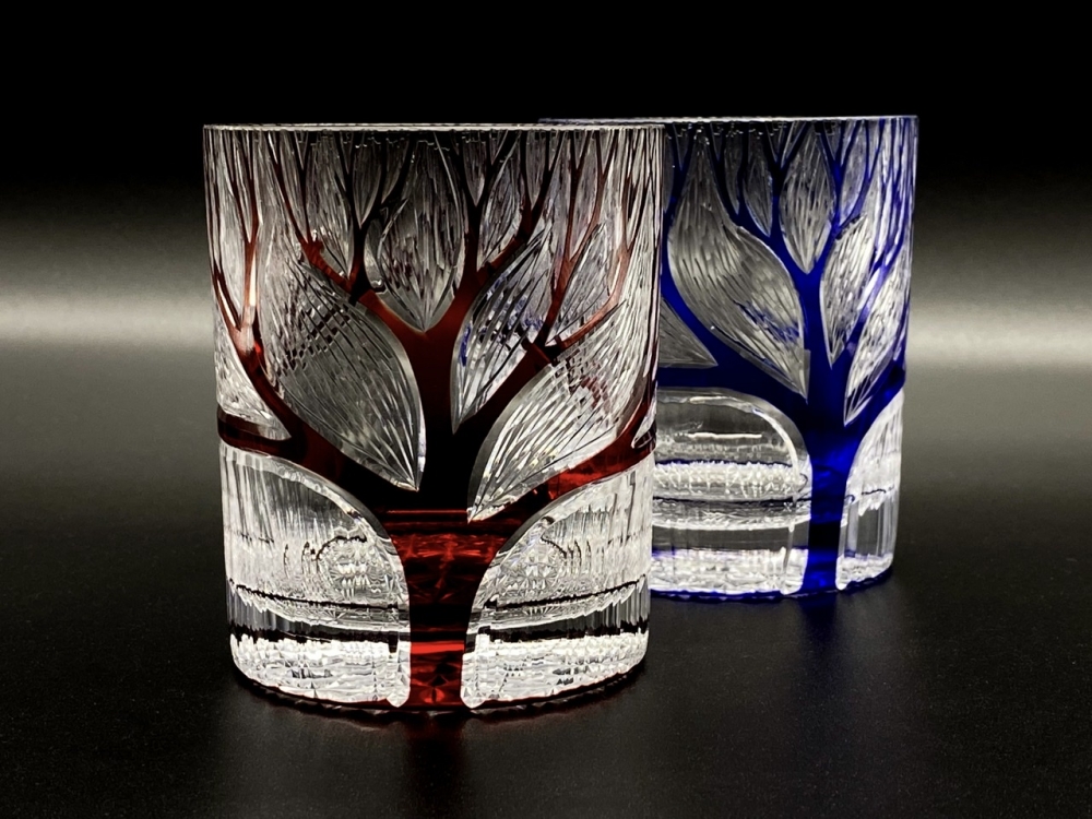 Obra en vidrio tallado del artista japonés Toshiyasu Nakamura, reinterpretación contemporánea del cristal kiriko tradicional japonés, centrada en la luz, la transparencia y el ritmo del corte.