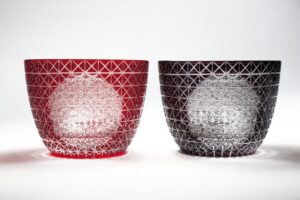 Obra en vidrio tallado del artista japonés Toshiyasu Nakamura, reinterpretación contemporánea del cristal kiriko tradicional japonés, centrada en la luz, la transparencia y el ritmo del corte.