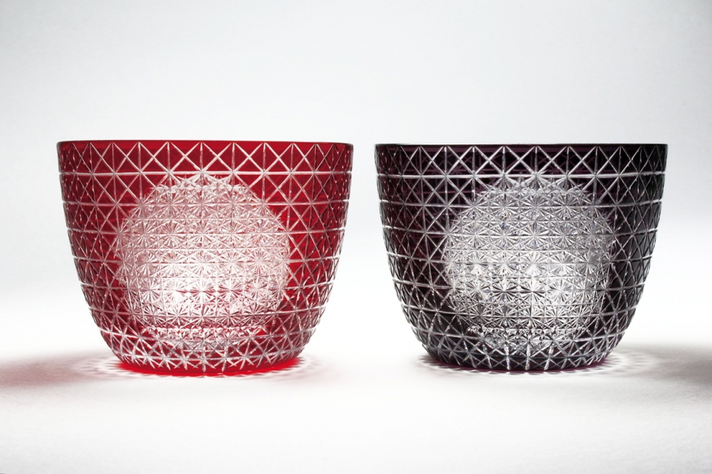 Obra en vidrio tallado del artista japonés Toshiyasu Nakamura, reinterpretación contemporánea del cristal kiriko tradicional japonés, centrada en la luz, la transparencia y el ritmo del corte.