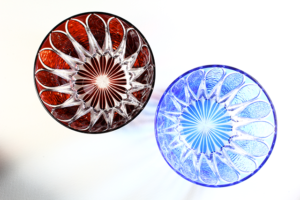 Obra en vidrio tallado del artista japonés Toshiyasu Nakamura, reinterpretación contemporánea del cristal kiriko tradicional japonés, centrada en la luz, la transparencia y el ritmo del corte.