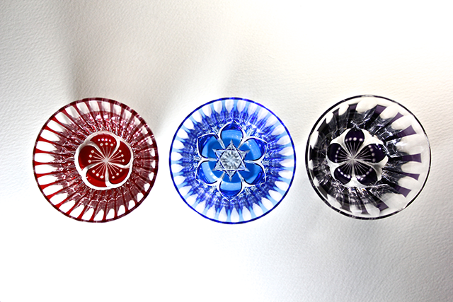 Obra en vidrio tallado del artista japonés Toshiyasu Nakamura, reinterpretación contemporánea del cristal kiriko tradicional japonés, centrada en la luz, la transparencia y el ritmo del corte.