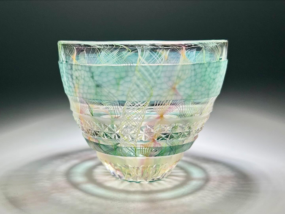 Obra en vidrio tallado del artista japonés Toshiyasu Nakamura, reinterpretación contemporánea del cristal kiriko tradicional japonés, centrada en la luz, la transparencia y el ritmo del corte.