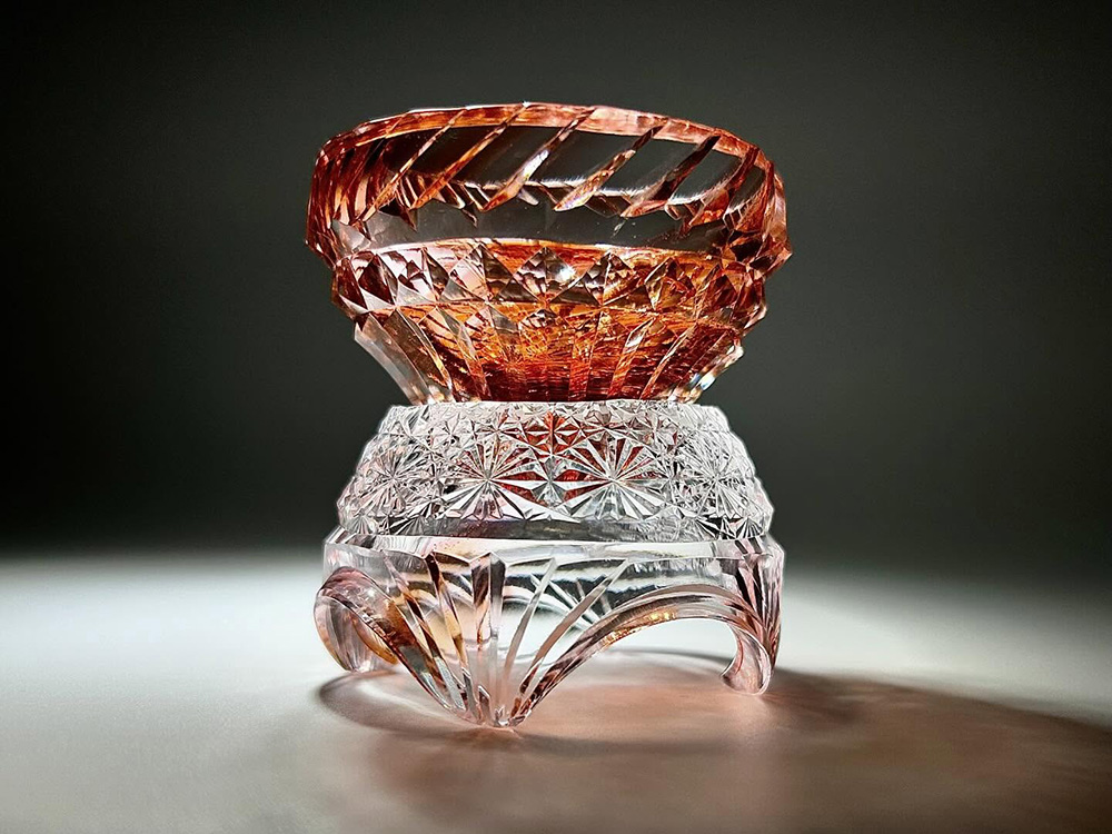 Obra en vidrio tallado del artista japonés Toshiyasu Nakamura, reinterpretación contemporánea del cristal kiriko tradicional japonés, centrada en la luz, la transparencia y el ritmo del corte.