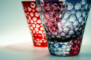 Obra en vidrio tallado del artista japonés Toshiyasu Nakamura, reinterpretación contemporánea del cristal kiriko tradicional japonés, centrada en la luz, la transparencia y el ritmo del corte.