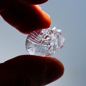 Obra en vidrio tallado del artista japonés Toshiyasu Nakamura, reinterpretación contemporánea del cristal kiriko tradicional japonés, centrada en la luz, la transparencia y el ritmo del corte.