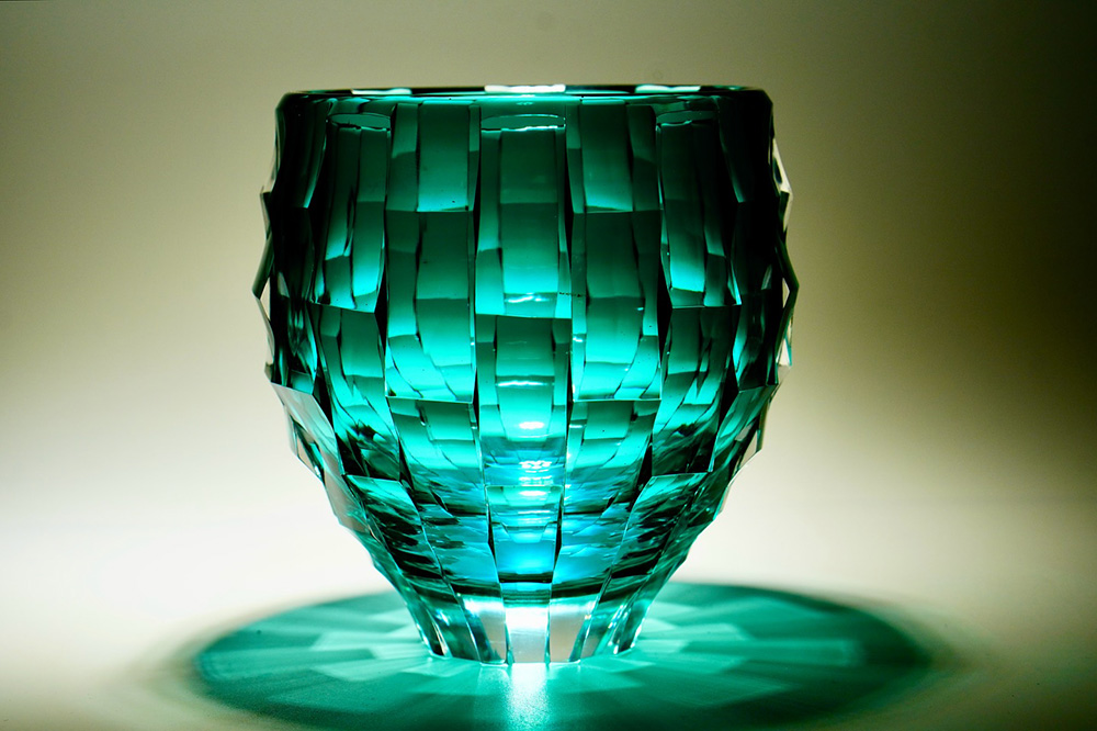 Obra en vidrio tallado del artista japonés Toshiyasu Nakamura, reinterpretación contemporánea del cristal kiriko tradicional japonés, centrada en la luz, la transparencia y el ritmo del corte.