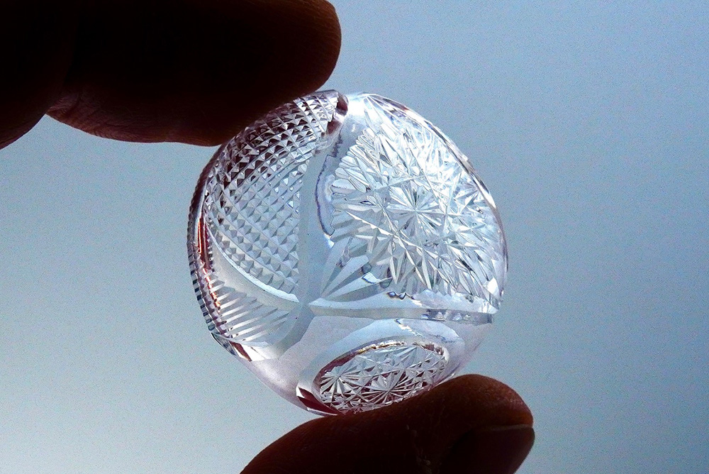 Obra en vidrio tallado del artista japonés Toshiyasu Nakamura, reinterpretación contemporánea del cristal kiriko tradicional japonés, centrada en la luz, la transparencia y el ritmo del corte.