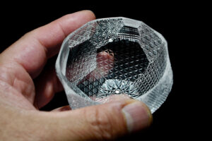 Obra en vidrio tallado del artista japonés Toshiyasu Nakamura, reinterpretación contemporánea del cristal kiriko tradicional japonés, centrada en la luz, la transparencia y el ritmo del corte.