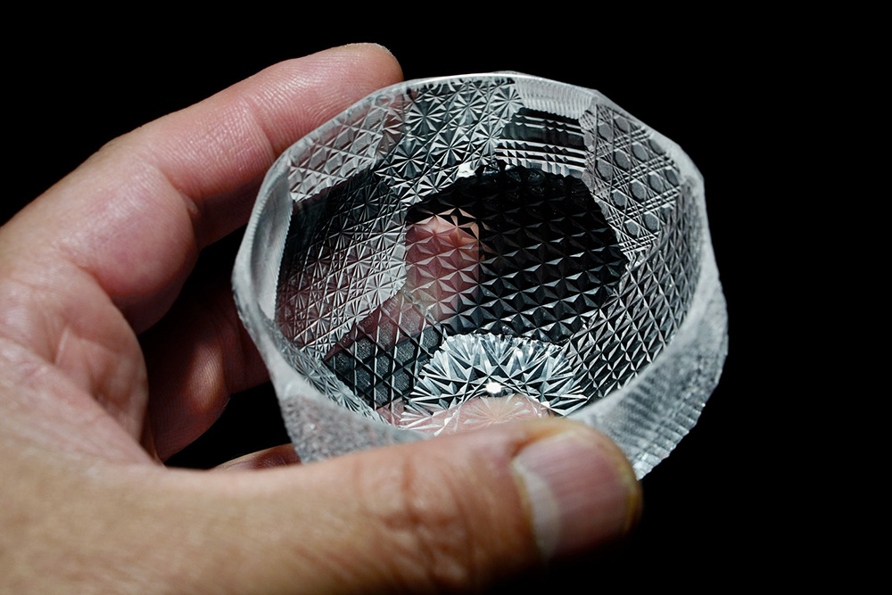 Obra en vidrio tallado del artista japonés Toshiyasu Nakamura, reinterpretación contemporánea del cristal kiriko tradicional japonés, centrada en la luz, la transparencia y el ritmo del corte.