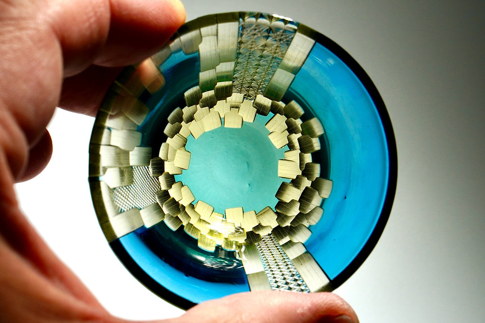 Obra en vidrio tallado del artista japonés Toshiyasu Nakamura, reinterpretación contemporánea del cristal kiriko tradicional japonés, centrada en la luz, la transparencia y el ritmo del corte.