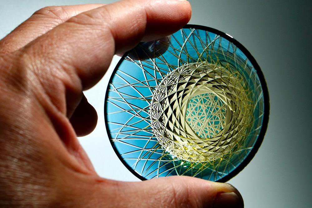 Obra en vidrio tallado del artista japonés Toshiyasu Nakamura, reinterpretación contemporánea del cristal kiriko tradicional japonés, centrada en la luz, la transparencia y el ritmo del corte.