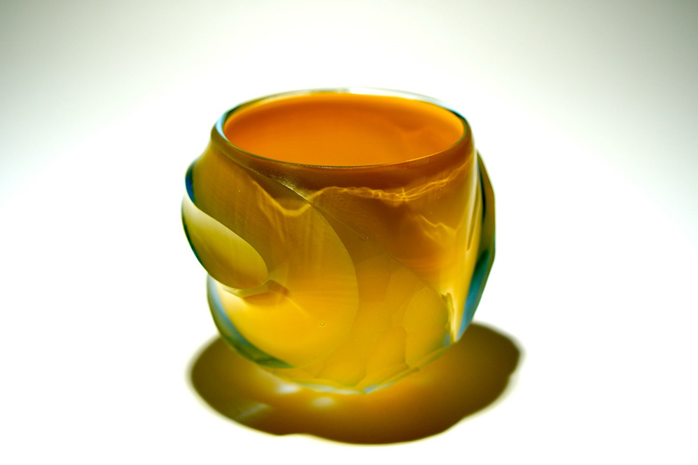 Obra en vidrio tallado del artista japonés Toshiyasu Nakamura, reinterpretación contemporánea del cristal kiriko tradicional japonés, centrada en la luz, la transparencia y el ritmo del corte.